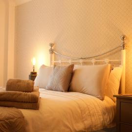 Newly refurbished 1 bed first floor apartment with wifi, מלון בקוסהם