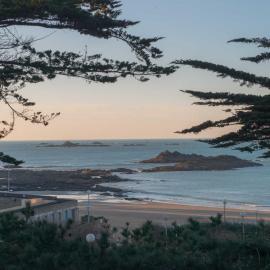 LA PINÈDE - Villa 4 étoiles vue mer - Plage à 30 m - Emplacement exceptionnel, hotel in Dinard