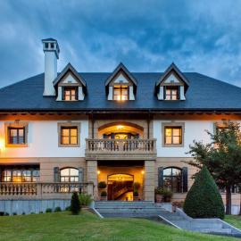 Family Home in Oiartzun with Mountain View, hotel v destinaci Oiartzun