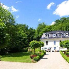 Weisses-Haus-am-Kurpark-Fewo-Gartenblick