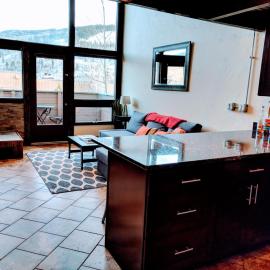 Vail View Loft - Slope-view condo, free bus for quick access to Vail Village, hotel v destinaci Vail