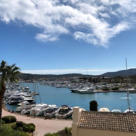 Home cascadelle 3 avec vue sur la Marina, hotel a Cogolin
