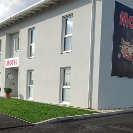 AVIA Motel Bisamberg، فندق في كورنيبورغ