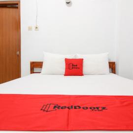 RedDoorz Plus near Alun Alun Selatan