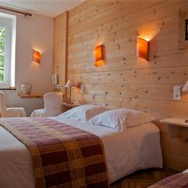LOGIS Les Arobiers โรงแรมในลามูรา