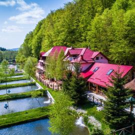 Pastravaria Bratioara โรงแรมในCîndeşti