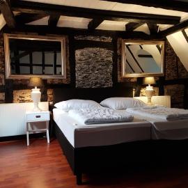 Haus Am Bachgasse - Haus von 1777 mit Sauna, hotell i Zell an der Mosel