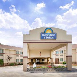 Days Inn & Suites by Wyndham Bridgeport - Clarksburg, hotel sa Bridgeport
