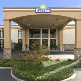 Days Inn & Suites by Wyndham Tuscaloosa - Univ. of Alabama，塔斯卡盧薩的飯店