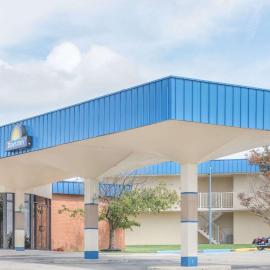 Days Inn by Wyndham St Clairsville، فندق في سانت كليرسفيل