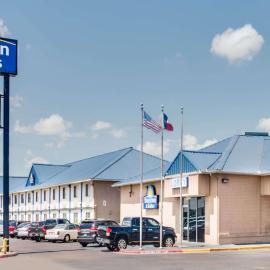 Days Inn & Suites by Wyndham Laredo, hotel di Laredo