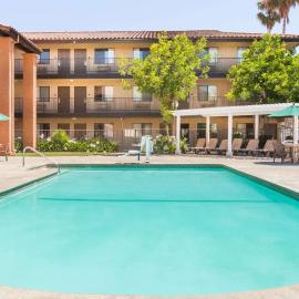 Days Inn by Wyndham San Jose Airport، فندق في ميلبيتاس