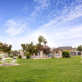 Days Inn by Wyndham Delta, מלון בDelta