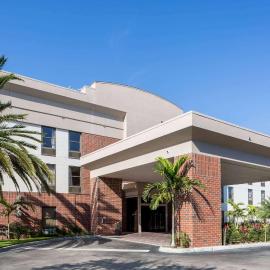 Days Inn & Suites by Wyndham Fort Myers Near JetBlue Park, hotel din Gateway