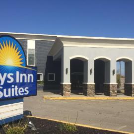 Days Inn & Suites by Wyndham Cincinnati North, khách sạn ở Springdale