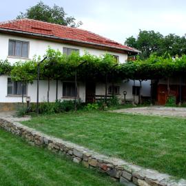 Holiday Home Life, hotel di Tryavna