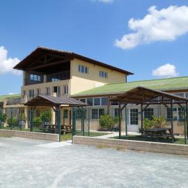 Albergue De Peregrinos Santiago Apostol, hotel in Puente la Reina