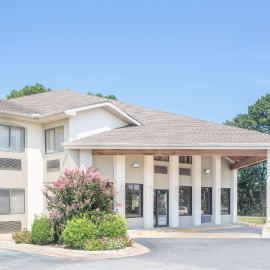 Days Inn & Suites by Wyndham Brinkley, hotel a Brinkley