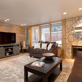 Fifth Avenue Unit 9, Cool, Contemporary Condo 2 Blocks from the Ski Slopes. Fireplace & Patio!, hotel sa Aspen