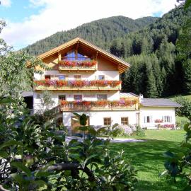 Ganoihof apartments, viešbutis mieste Funesas