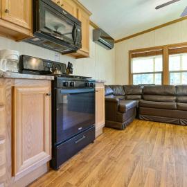 Rondout Valley Camping Resort Deluxe Park Model 11, khách sạn ở Accord