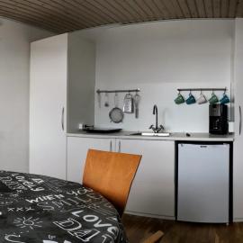 2 rooms, private kitchen, bathroom, and garden., hotelli kohteessa Viby