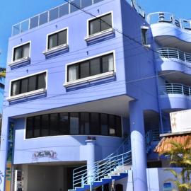 Pension Moon Villa: Onna şehrinde bir otel