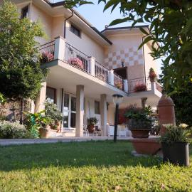 Parte di casa con giardino e piscina