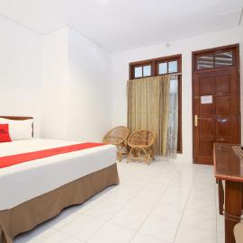RedDoorz Plus near Alun Alun Selatan 2