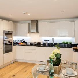 Finchley Central - Luxury 2 bed ground floor apartment