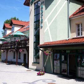 Centrum Restauracyjno-Hotelowe Florres, מלון בPawłowiczki
