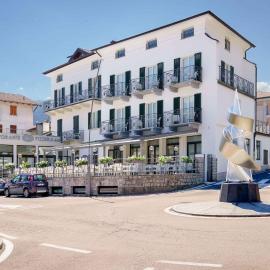 Residence Riva del Lario – hotel w mieście Gravedona