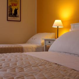 Gli Artisti Apartments & Rooms، فندق في باغيريا