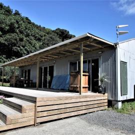 Te Arai Beach CASA DI LANA - Renovated Woolshed، فندق في Te Arai