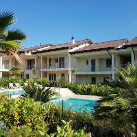 Luxury Apartments Beauty Gardens, hotel in Sirmione