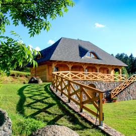 Holiday House Folwark Jeleń, hotel a Poniklica