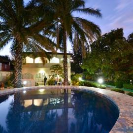 One World Village Guesthouse، فندق في Bakau