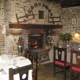 Charny에 위치한 호텔 Logis Hotel Restaurant Le Cheval Blanc