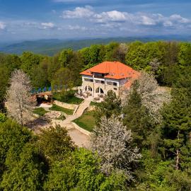 Cetatuia, hotel v mestu Măgura