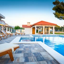 Villa Apartments Marko & Šimun, готель у місті Каштела