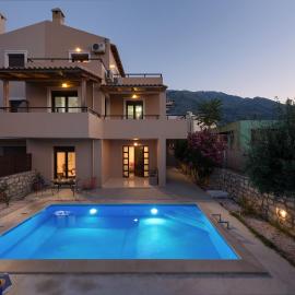 The Lake House - Private Pool & Views near Kournas, Hotel in Mouríon