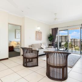 Huge CBD Top Floor Apartment with Breath Taking Views!, hotel in Darwin