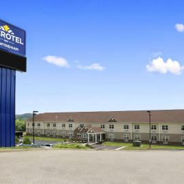 Microtel Inn & Suites By Wyndham Mineral Wells/Parkersburg, хотел в Mineralwells