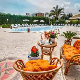 Case Vacanze Paradise Beach Vicino Cefalù PISCINA APERTA, hotel u gradu 'Campofelice di Roccella'