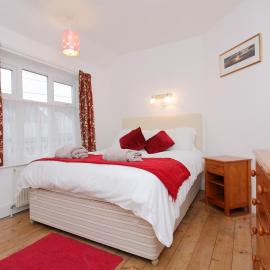 Large Cosy House Ideal for Corporate Lets, hotelli kohteessa Andover