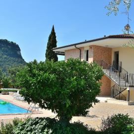 Cà Gardesana With Pool, hotel Gardában