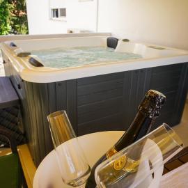 Apartment Paula with Private Jacuzzi and Parking- near the Beach