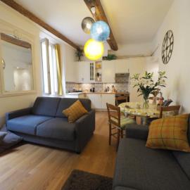 2 Bedroom Apartment Old Town Centre، فندق في نيس