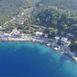Crni, hotel in Gdinj