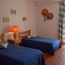 Apartamento T2 com Piscina e Wifi a 350 metros da Praia, hotel di Roja- Pé